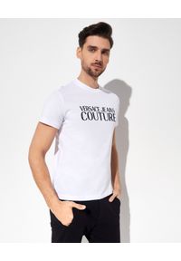 Versace Jeans Couture - VERSACE JEANS COUTURE - Biały t-shirt z czarnym logo. Okazja: na co dzień. Kolor: biały. Materiał: bawełna. Wzór: aplikacja. Styl: casual