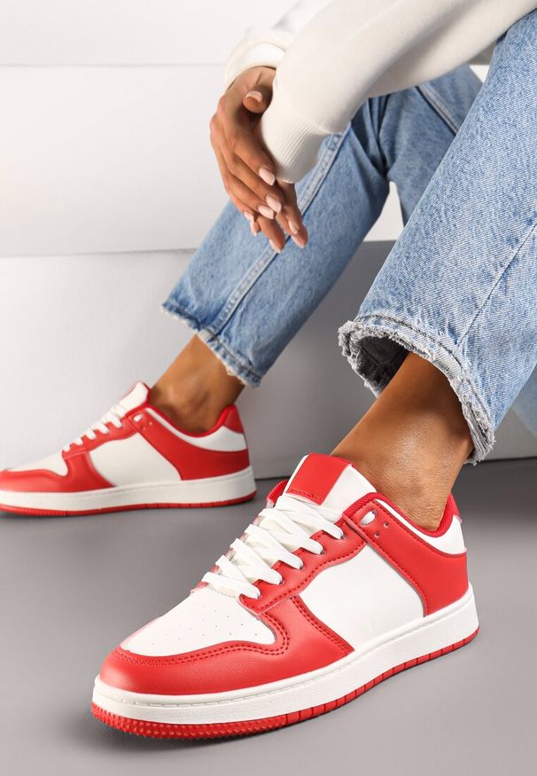 Born2be - Biało-Czerwone Sneakersy z Ekoskóry ze Sznurowaniem i Brokatem Hrelia. Kolor: biały. Materiał: jeans. Obcas: na płaskiej podeszwie