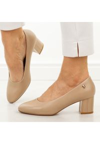 Coffee czółenka damskie na obcasie Sergio Leone Pb404. Okazja: na co dzień, do pracy. Nosek buta: okrągły. Materiał: skóra. Sezon: wiosna, lato, jesień. Obcas: na obcasie. Styl: casual, klasyczny, elegancki. Wysokość obcasa: średni #1