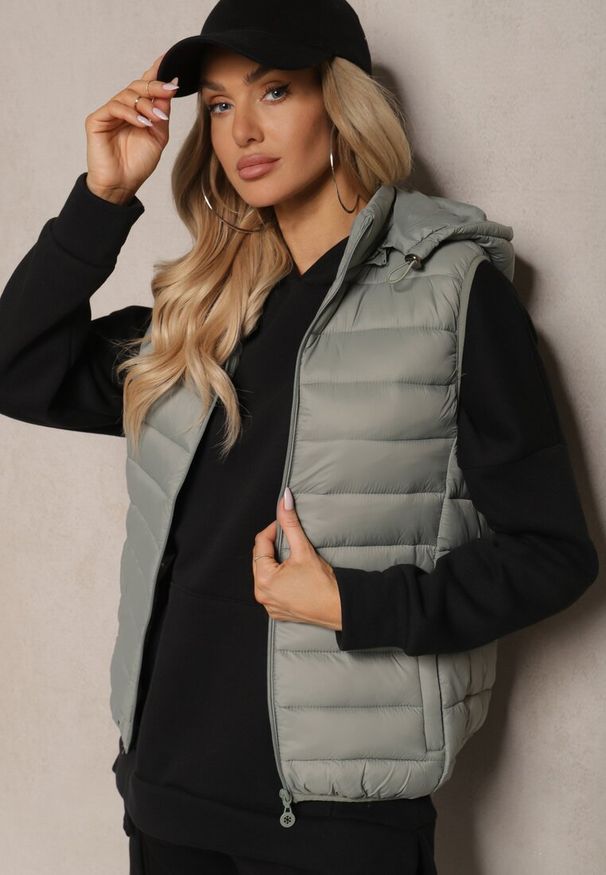 Renee - Jasnozielona Kamizelka z Kapturem Ozdobiona Pikowaniem Sintaria. Okazja: na co dzień. Typ kołnierza: kaptur. Kolor: zielony. Materiał: materiał, jeans, tkanina. Wzór: aplikacja. Styl: casual, sportowy