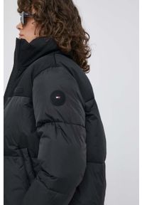 TOMMY HILFIGER - Tommy Hilfiger kurtka damska kolor czarny zimowa. Kolor: czarny. Materiał: syntetyk, poliester. Sezon: zima #4
