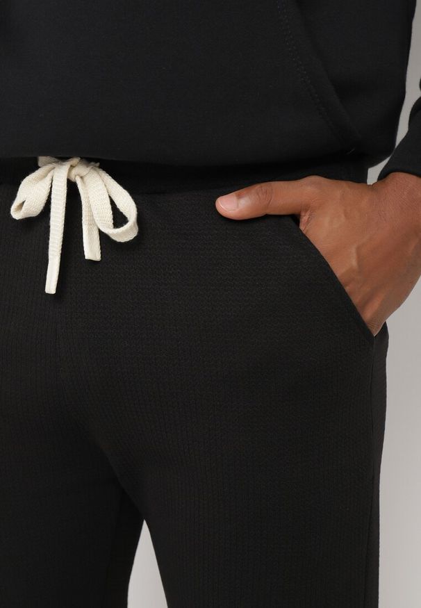 Born2be - Czarne Spodnie Dresowe z Bawełną i Sznurkami Arlania. Okazja: na spacer, na co dzień. Kolor: czarny. Materiał: dresówka, bawełna. Styl: casual, klasyczny