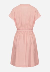 Born2be - Różowa Sukienka z Wiskozy o Rozkloszowanym Kroju z Paskiem Sepina. Okazja: na co dzień. Typ kołnierza: dekolt w serek. Kolor: różowy. Materiał: wiskoza. Długość rękawa: krótki rękaw. Wzór: aplikacja. Sezon: lato. Styl: elegancki, casual, klasyczny #3