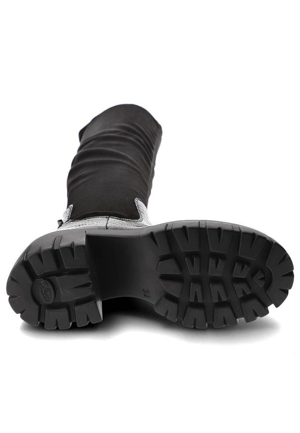 Czarne Muszkieterki Maciejka Modne Buty Damskie. Kolor: czarny. Materiał: lakier, skóra, materiał. Szerokość cholewki: normalna. Wzór: aplikacja. Sezon: zima, jesień. Obcas: na obcasie. Styl: elegancki. Wysokość obcasa: niski, średni