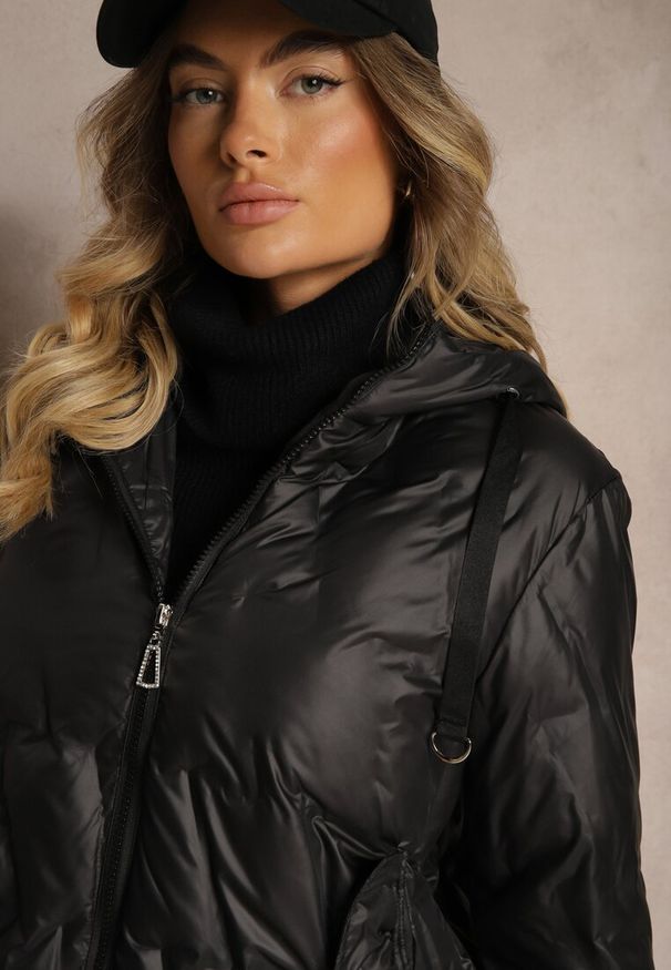 Renee - Czarna Pikowana Kurtka Przejściowa z Kapturem Daithnia. Okazja: na co dzień, na spacer. Typ kołnierza: kaptur. Kolor: czarny. Materiał: jeans. Sezon: jesień, wiosna. Styl: casual