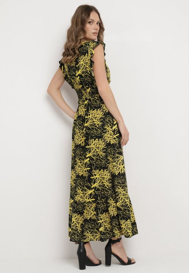 Born2be - Czarno-Żółta Maxi Sukienka Rozkloszowana z Wiskozy z Kopertową Górą Wiracia. Kolor: czarny. Materiał: wiskoza. Typ sukienki: kopertowe. Długość: maxi