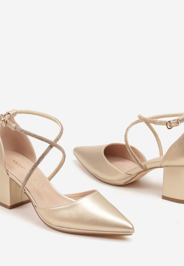 Born2be - Złote Czółenka Vices ze Skórzaną Wkładką Zdobione Cyrkoniowymi Paskami Tinnateira. Okazja: na co dzień, na spotkanie biznesowe. Nosek buta: szpiczasty. Zapięcie: pasek. Kolor: złoty. Wzór: aplikacja. Materiał: skóra. Obcas: na obcasie. Styl: glamour, biznesowy, casual, elegancki, wizytowy, klasyczny. Wysokość obcasa: średni