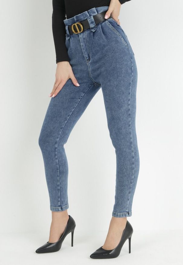Born2be - Granatowe Jeansy Mom Fit z Paskiem Humilia. Okazja: na co dzień. Stan: podwyższony. Kolor: niebieski. Wzór: gładki. Styl: casual
