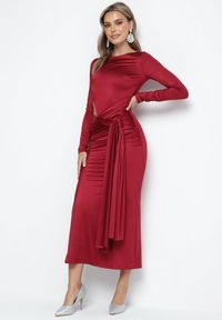 Born2be - Bordowa Sukienka Koktajlowa Ozdobiona Wiązaniem i Wycięciem Vamizola. Okazja: na co dzień. Kolor: czerwony. Wzór: aplikacja. Typ sukienki: proste. Styl: wizytowy #1