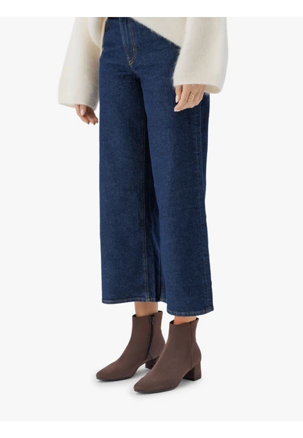 Ryłko - Brązowe botki na słupku ze skóry welurowej. Okazja: na spotkanie biznesowe, do pracy, na spacer. Zapięcie: bez zapięcia. Kolor: brązowy. Materiał: skóra, welur. Szerokość cholewki: normalna. Obcas: na słupku. Styl: biznesowy, street. Wysokość obcasa: średni