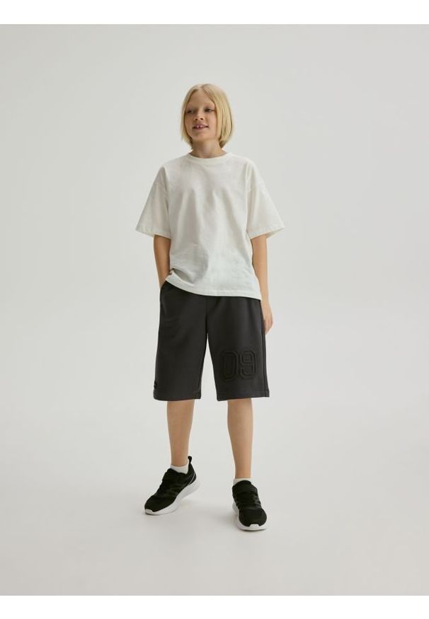 Reserved - Bawełniane szorty z tłoczeniem - ciemnoszary. Kolor: szary. Materiał: bawełna