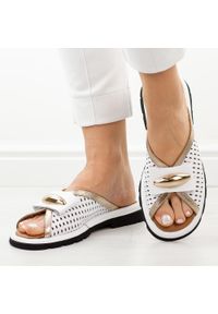 Białe skórzane klapki damskie T.Sokolski 26008. Okazja: na co dzień. Kolor: biały. Materiał: skóra. Wzór: aplikacja. Sezon: wiosna, lato. Styl: casual, elegancki, klasyczny #1