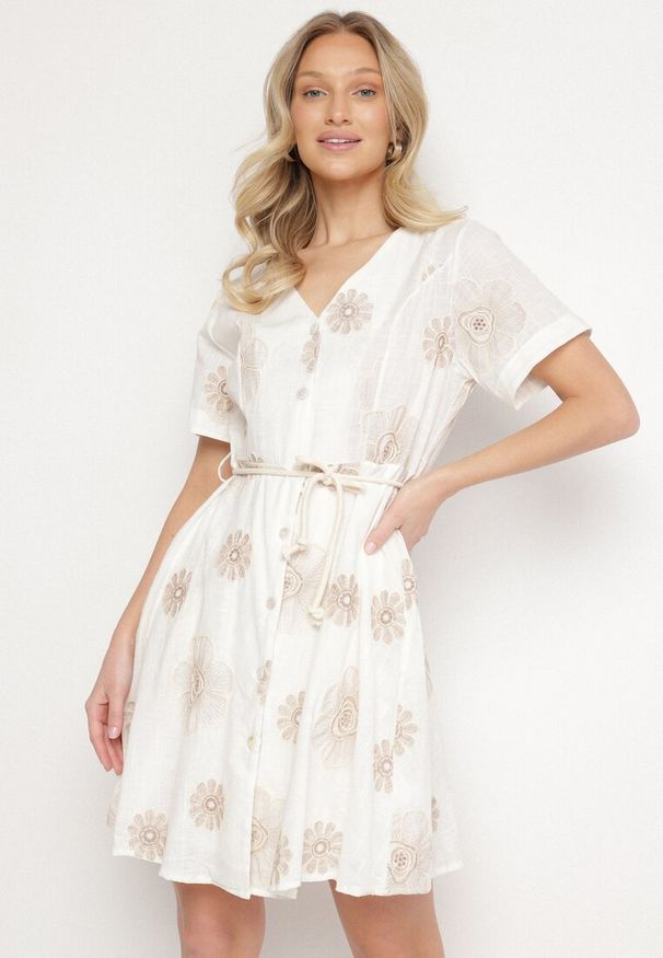 Born2be - Biała Sukienka w Stylu Boho w Haftowane Kwiaty ze Sznurkiem Evionis. Okazja: na co dzień. Typ kołnierza: dekolt w serek. Kolor: biały. Wzór: kwiaty, haft. Styl: boho