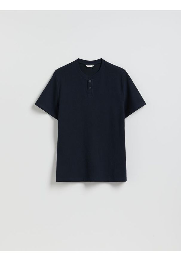 Reserved - T-shirt henley regular fit - granatowy. Typ kołnierza: typu henley. Kolor: niebieski. Materiał: dzianina, bawełna