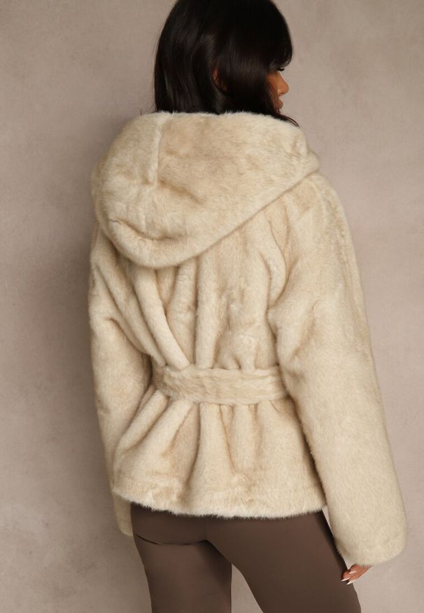 Renee - Beżowa Futerkowa Kurtka z Kapturem i Wiązanym Paskiem Zetele. Typ kołnierza: kaptur. Kolor: beżowy. Materiał: koronka, jeans