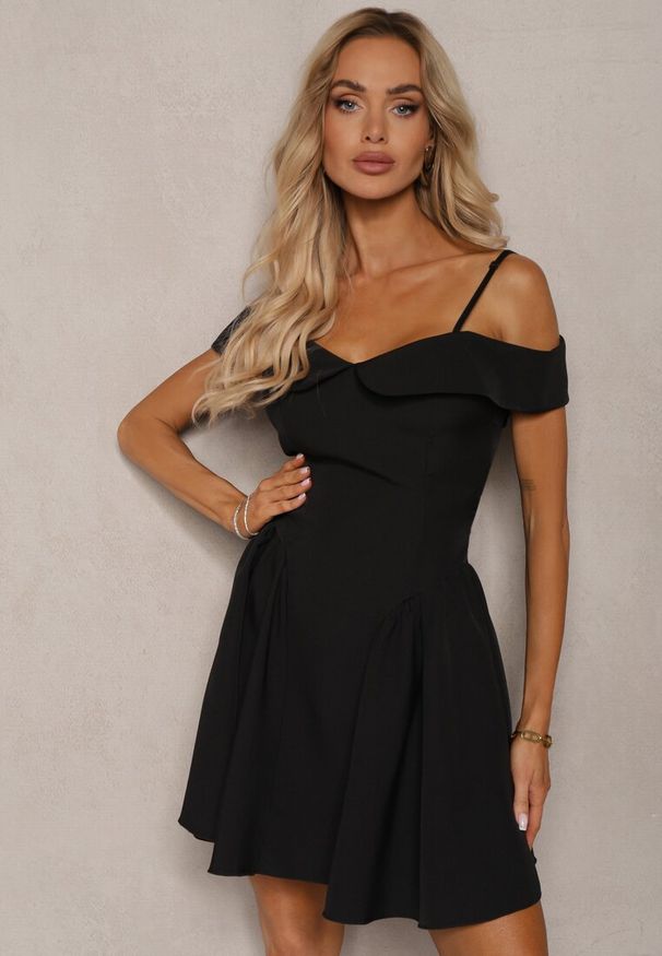 Renee - Czarna Sukienka na Ramiączkach z Regulacją z Usztywnionymi Miseczkami Miviora. Okazja: na co dzień. Kolor: czarny. Materiał: tkanina. Długość rękawa: na ramiączkach. Wzór: aplikacja. Sezon: lato. Typ sukienki: proste. Styl: elegancki, casual