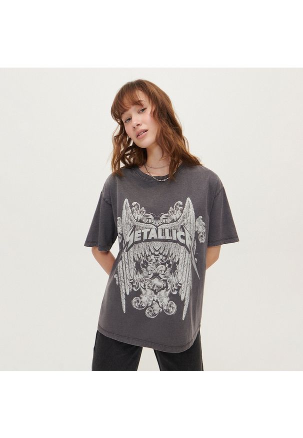 House - Luźna koszulka z nadrukiem Metallica - Szary. Kolor: szary. Wzór: nadruk