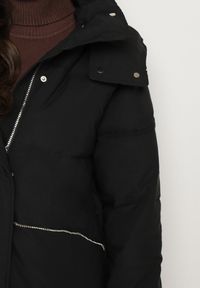 Born2be - Czarna Pikowana Kurtka o Kroju Oversize z Kapturem Kieszeniami i Cyrkoniami Metania. Okazja: na co dzień. Typ kołnierza: kaptur. Kolor: czarny. Materiał: dzianina, jeans. Długość rękawa: długi rękaw. Długość: długie. Wzór: aplikacja. Styl: wizytowy, casual, elegancki #2