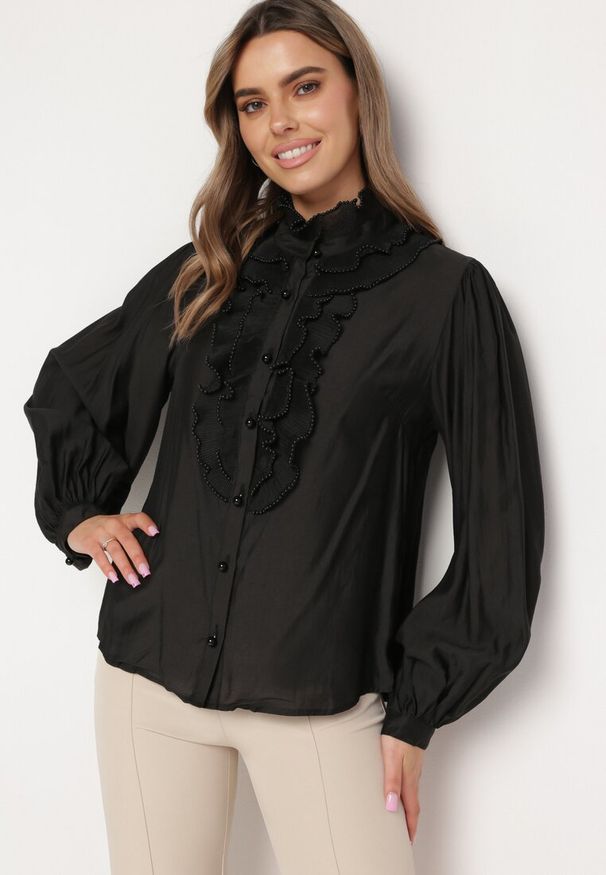 Born2be - Czarna Koszula Retro z Falbankami i Perełkami Przy Dekolcie i Guzikach Nimue. Typ kołnierza: kołnierz z falbankami. Kolor: czarny. Styl: retro