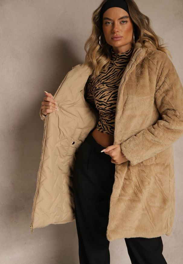Renee - Ciemnobeżowa Pikowana Kurtka Dwustronna o Długim Kroju z Kapturem Olettia. Typ kołnierza: kaptur. Kolor: beżowy. Materiał: poliester, futro, jeans. Długość: długie. Styl: sportowy