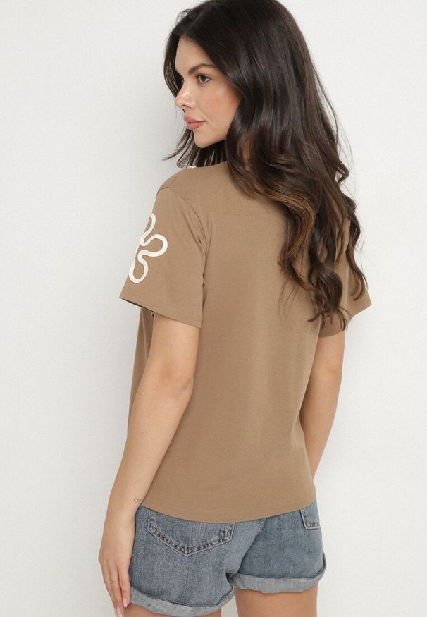 Born2be - Jasnobrązowy T-shirt z Kwiatowymi Aplikacjami Tilenna. Okazja: na co dzień. Kolor: brązowy. Materiał: jeans. Wzór: aplikacja, kwiaty. Styl: klasyczny, elegancki, casual