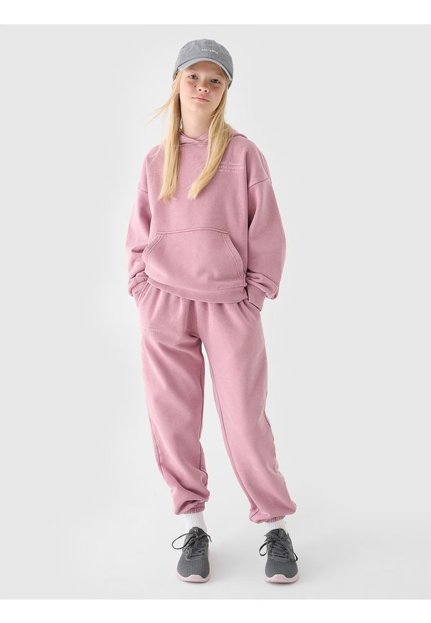 4f - 4F Spodnie dresowe joggery dziewczęce - różowe 140 (9-10 lat). Okazja: na co dzień. Kolor: różowy. Materiał: dresówka. Wzór: gładki, napisy, ze splotem. Sezon: lato. Styl: sportowy, casual, młodzieżowy