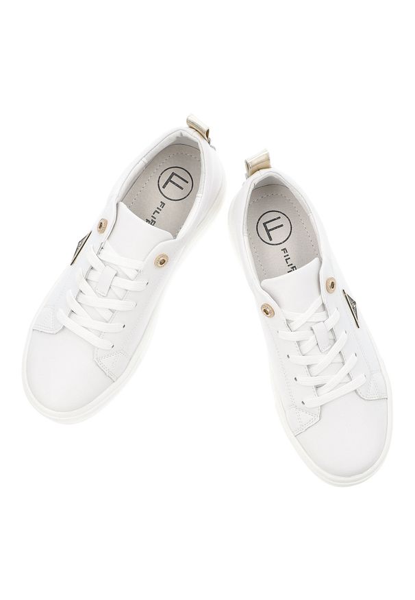 Białe Sneakersy Filippo Wygodne Obuwie Damskie. Okazja: na co dzień. Kolor: biały. Materiał: jeans, materiał. Szerokość cholewki: normalna. Wzór: aplikacja