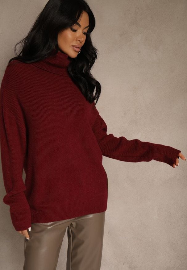 Renee - Bordowy Golf z Domieszką Wiskozy i Kaszmiru Azivara. Okazja: na co dzień. Typ kołnierza: golf. Kolor: czerwony. Materiał: wiskoza, kaszmir. Wzór: aplikacja. Styl: elegancki, casual