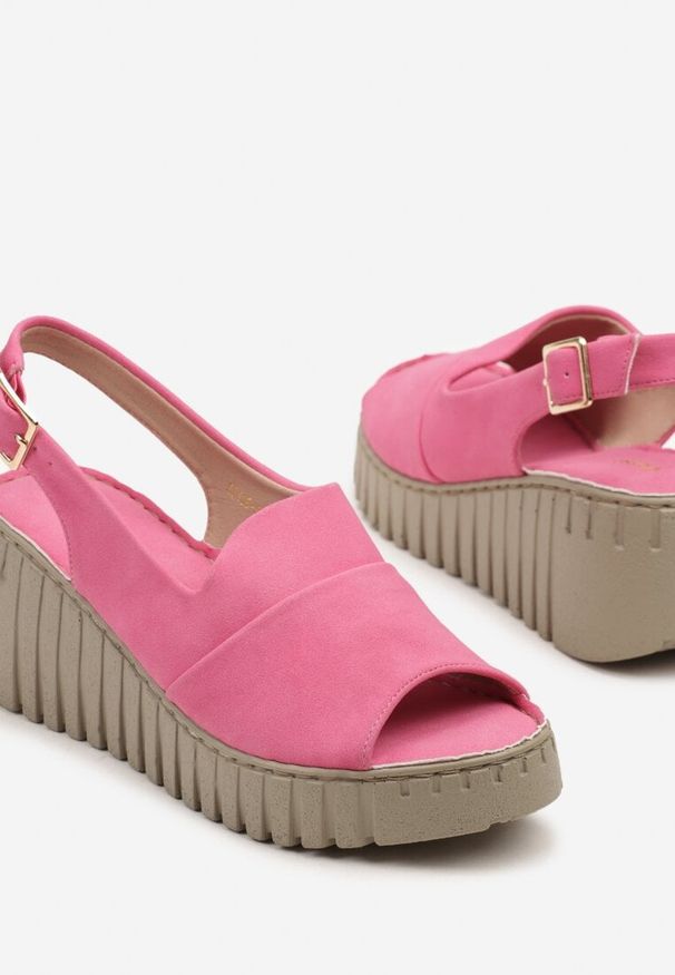 Renee - Fuksjowe Sandały na Tłoczonym Koturnie Vices Reaveline. Okazja: na plażę, do pracy. Zapięcie: sprzączka. Kolor: różowy. Obcas: na koturnie. Styl: elegancki. Wysokość obcasa: średni