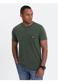 Ombre Clothing - Casualowy męski t-shirt z naszywką na kieszeni – ciemnooliwkowy V4. Okazja: na co dzień. Kolor: oliwkowy. Materiał: guma, skóra, jersey, bawełna. Wzór: aplikacja. Styl: casual #4