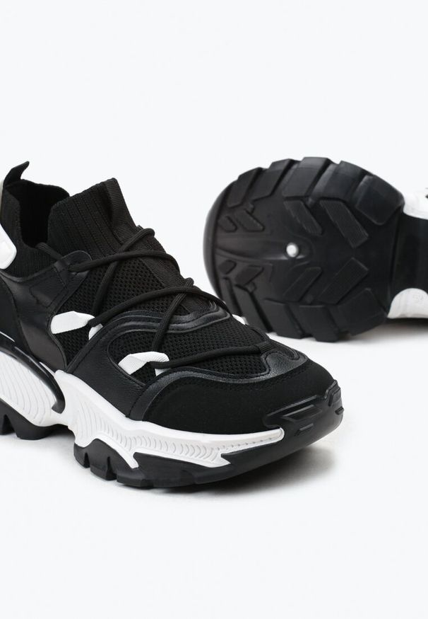 Renee - Czarne Sneakersy w Skarpetkowym Stylu z Elastycznym Wiązaniem i Tłoczoną Podeszwą Ielene. Okazja: na co dzień. Zapięcie: bez zapięcia. Kolor: czarny. Materiał: jeans, skóra. Obcas: na obcasie. Wysokość obcasa: średni