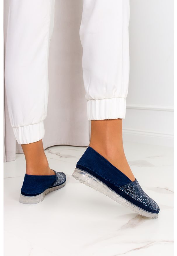 Filippo - Granatowe półbuty filippo slip on skórzane w kwiaty dp2147/21nw. Zapięcie: bez zapięcia. Kolor: niebieski. Materiał: skóra. Wzór: kwiaty