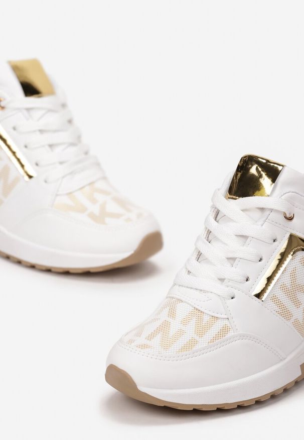 Born2be - Białe Sneakersy Kasaris. Okazja: na co dzień. Nosek buta: okrągły. Zapięcie: sznurówki. Kolor: biały. Wzór: aplikacja. Materiał: jedwab, jeans. Sezon: jesień, lato, wiosna. Obcas: na koturnie. Wysokość obcasa: średni