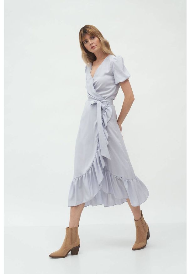 Nife - Szara kopertowa sukienka midi w stylu boho z falbaną. Kolor: szary. Typ sukienki: kopertowe. Styl: boho. Długość: midi
