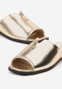 Born2be - Złote Klapki Vices z Ozdobnym Wycięciem i Aplikacją Tiladea. Okazja: na co dzień. Kolor: złoty. Wzór: aplikacja. Styl: elegancki, casual #4