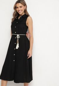 Born2be - Czarna Koszulowa Sukienka z Wiskozy o Rozkoszowanym Kroju Wiązaniem z Frędzlami Zenbia. Okazja: na co dzień. Typ kołnierza: kołnierzyk klasyczny. Kolor: czarny. Materiał: wiskoza. Typ sukienki: koszulowe. Styl: klasyczny, casual, elegancki #1