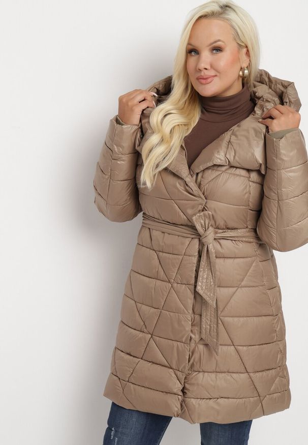 Born2be - Jasnobrązowa Pikowana Kurtka z Kapturem i Paskiem w Talii Ardeliba. Okazja: na co dzień, na spacer. Typ kołnierza: kaptur. Kolekcja: plus size. Kolor: brązowy. Materiał: jeans, tkanina. Sezon: zima. Styl: casual