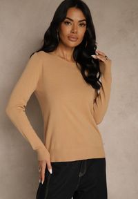 Renee - Ciemnobeżowy Gładki Sweter w Minimalistycznym Stylu Tevra. Okazja: na co dzień. Kolor: beżowy. Materiał: jeans. Wzór: gładki. Styl: klasyczny, casual #2