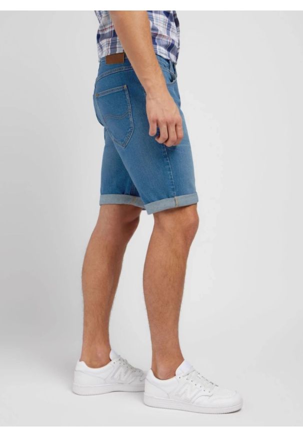 Lee - LEE 5 POCKET SHORT MĘSKIE SZORTY KRÓTKIE SPODENKI JEANSOWE SEA 112349235 L73M016077. Okazja: na co dzień. Materiał: jeans. Długość: krótkie. Wzór: kolorowy. Sezon: lato. Styl: wakacyjny, klasyczny, casual