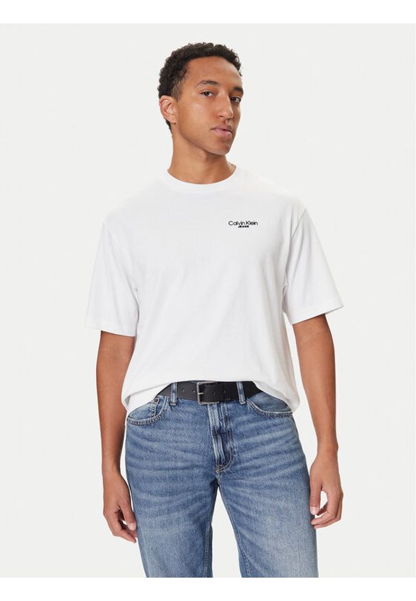 Calvin Klein Jeans T-Shirt LV04RD825G Biały Regular Fit. Kolor: biały. Materiał: bawełna