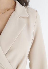Born2be - Jasnobeżowa Sukienka Ionitheme. Okazja: na spotkanie biznesowe, do pracy. Typ kołnierza: dekolt w serek. Kolor: beżowy. Styl: elegancki, klasyczny, biznesowy #3