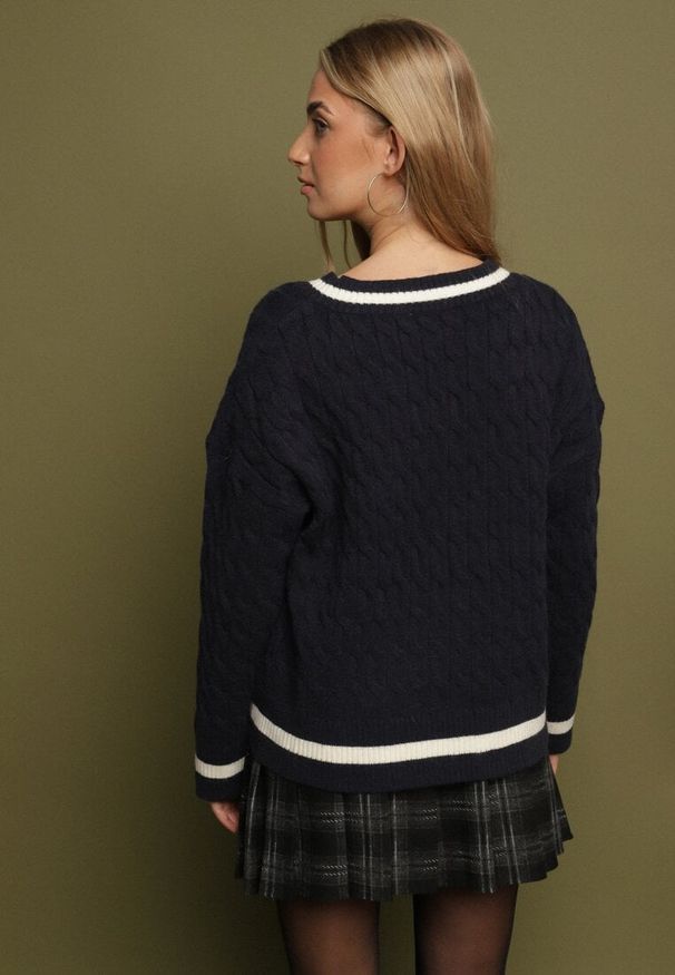 Born2be - Granatowy Sweter Preppy z Domieszką Kaszmiru Zdobiony Strukturalnym Splotem Lorentie. Okazja: na co dzień, do pracy, na spotkanie biznesowe. Typ kołnierza: dekolt w serek. Kolor: niebieski. Materiał: kaszmir. Wzór: aplikacja, ze splotem. Styl: klasyczny, casual, biznesowy, elegancki