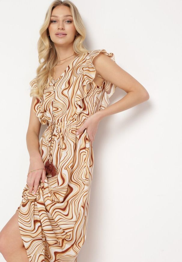 Born2be - Beżowa Sukienka Zapinana na Guziki z Gumką w Pasie i Falbankami Keltella. Typ kołnierza: kołnierz z falbankami. Kolor: beżowy. Długość rękawa: krótki rękaw