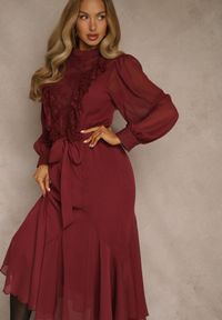 Renee - Bordowa Romantyczna Sukienka z Bufiastymi Rękawami i Falbanką z Koronki Sewmira. Kolor: czerwony. Materiał: koronka. Wzór: koronka. Styl: elegancki, rockowy #5