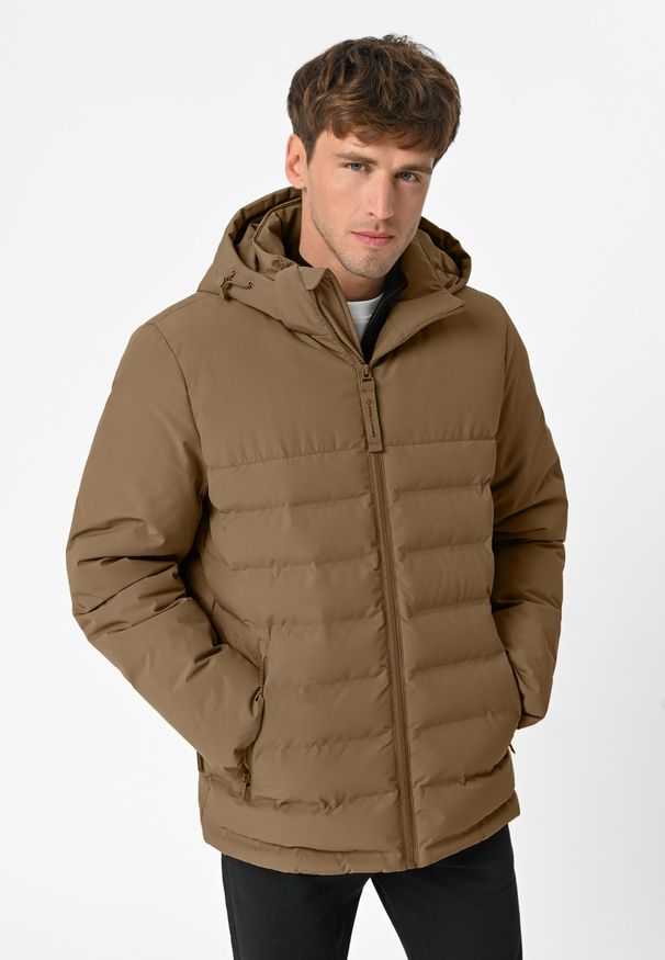 Volcano - Kurtka pikowana J-GAWIR. Okazja: na co dzień. Kolor: beżowy. Materiał: poliester, włókno, materiał. Długość: krótkie. Sezon: zima, jesień. Styl: klasyczny, casual