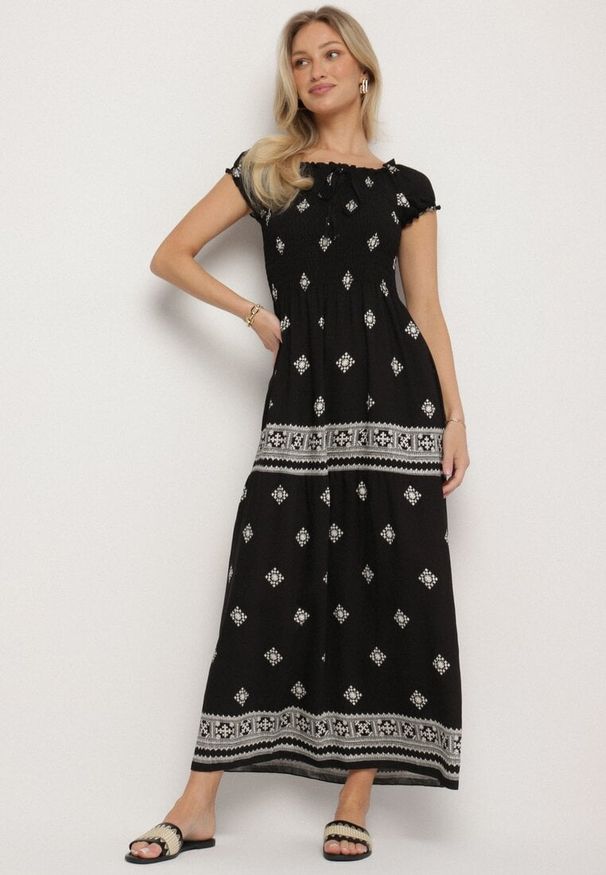 Born2be - Czarna Sukienka z Wiskozy ze Wzorem Boho Ellirose. Okazja: na co dzień. Kolor: czarny. Materiał: wiskoza. Wzór: aplikacja. Sezon: wiosna. Styl: boho