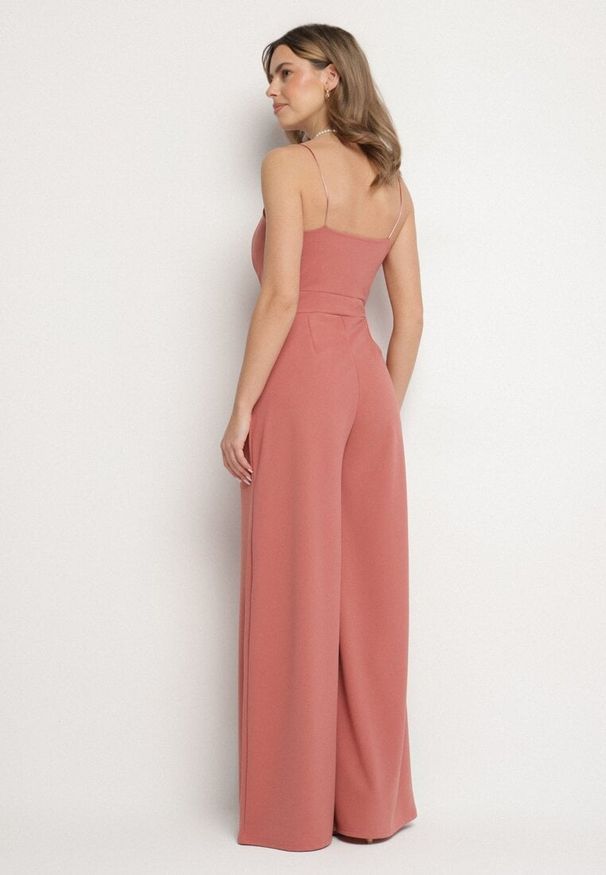 Born2be - Ciemnoróżowy Kombinezon z Trójkątnym Dekoltem na Cienkich Ramiączkach Iliantia. Okazja: na co dzień. Kolor: różowy. Długość rękawa: na ramiączkach. Długość: długie. Styl: casual