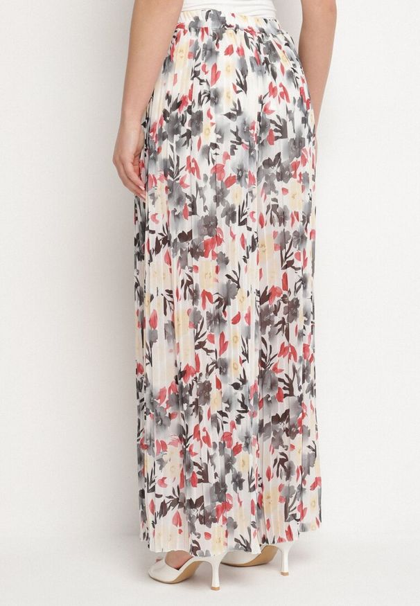 Born2be - Czarno-Czerwone Plisowane Spodnie z Wysokim Stanem w Kwiatowy Wzór Folisea. Okazja: na co dzień, na spotkanie biznesowe. Stan: podwyższony. Kolor: czarny. Wzór: kwiaty. Styl: casual, biznesowy, elegancki, klasyczny