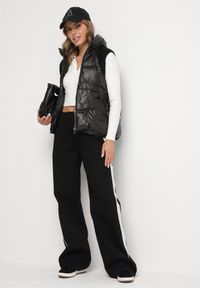 Born2be - Czarna Pikowana Kamizelka z Kapturem i Ściągaczami Timorae. Okazja: na spacer. Typ kołnierza: kaptur. Kolor: czarny. Materiał: jeans #6