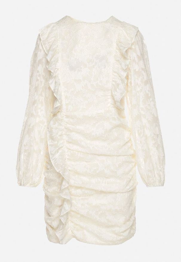 Born2be - Jasnobeżowa Koronkowa Sukienka z Marszczeniem i Falbankami z Półprzezroczystymi Rękawami Zialda. Okazja: na spotkanie biznesowe, na co dzień. Typ kołnierza: kołnierz z falbankami. Kolor: beżowy. Materiał: koronka. Typ sukienki: proste. Styl: elegancki, casual, klasyczny, biznesowy